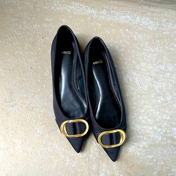 Black ballet flats with gold embellishment - Picture 2 of 3